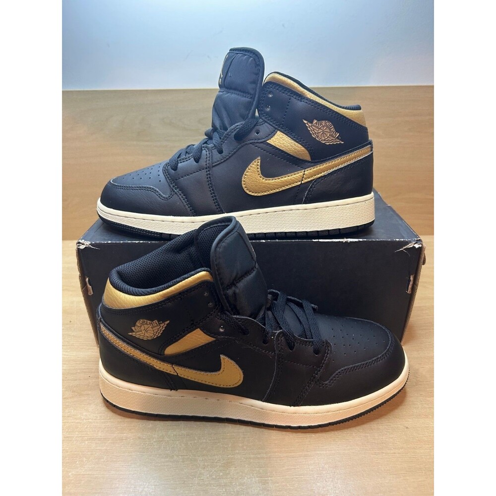 Nike Air Jordan 1 Mid Black Metallic Gold DQ8423-071 GS 7Y